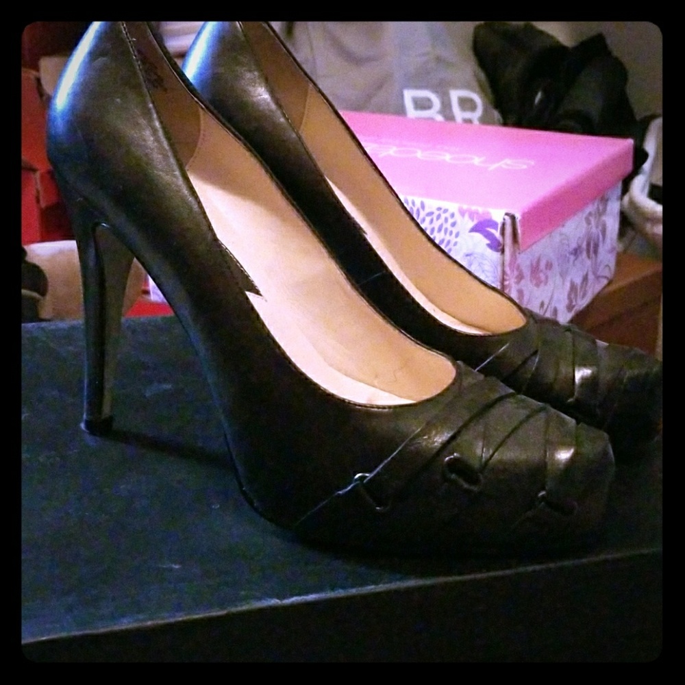 Black pumps